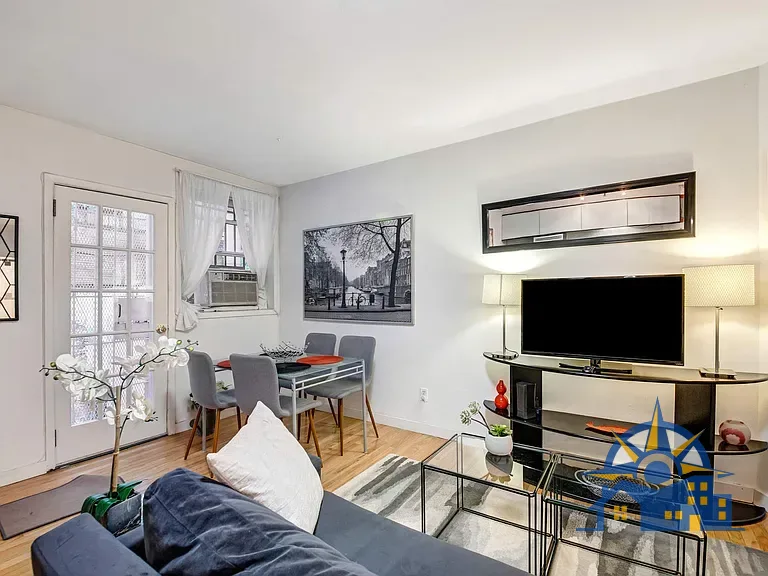 264 W 73rd St, New York, NY 10023