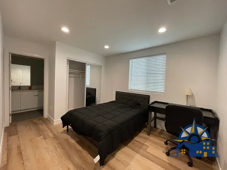 3439 S Catalina St - USC Student Housing