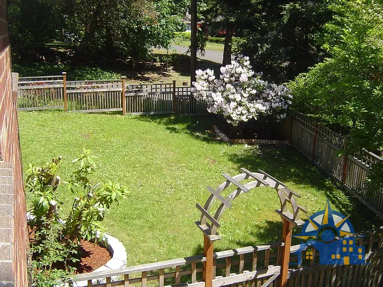 1560 NE 106th St, Seattle, WA 98125
