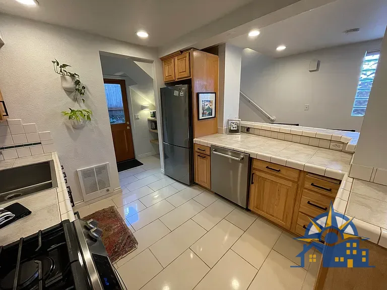 511 Ward St, APT 4