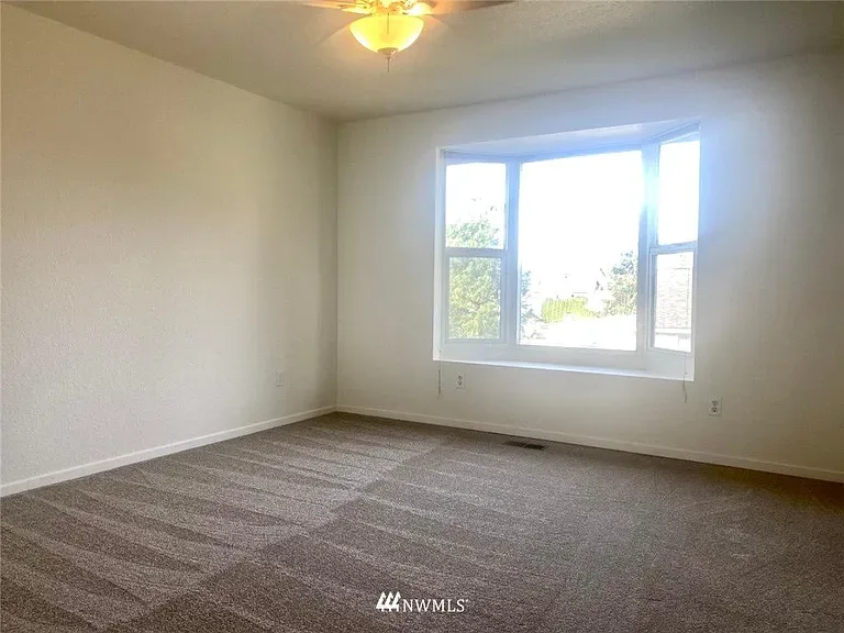 2708 NE 4th Ct, Renton, WA 98056